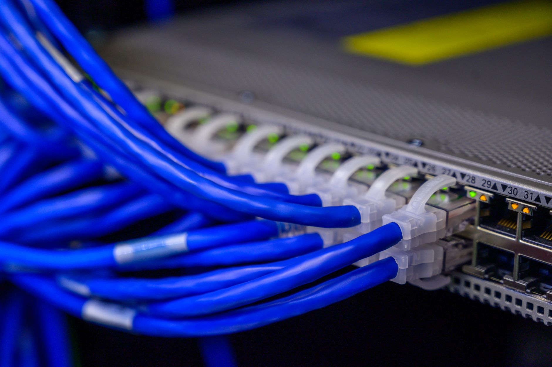 Netværksswitch med patchkabler i et rack
