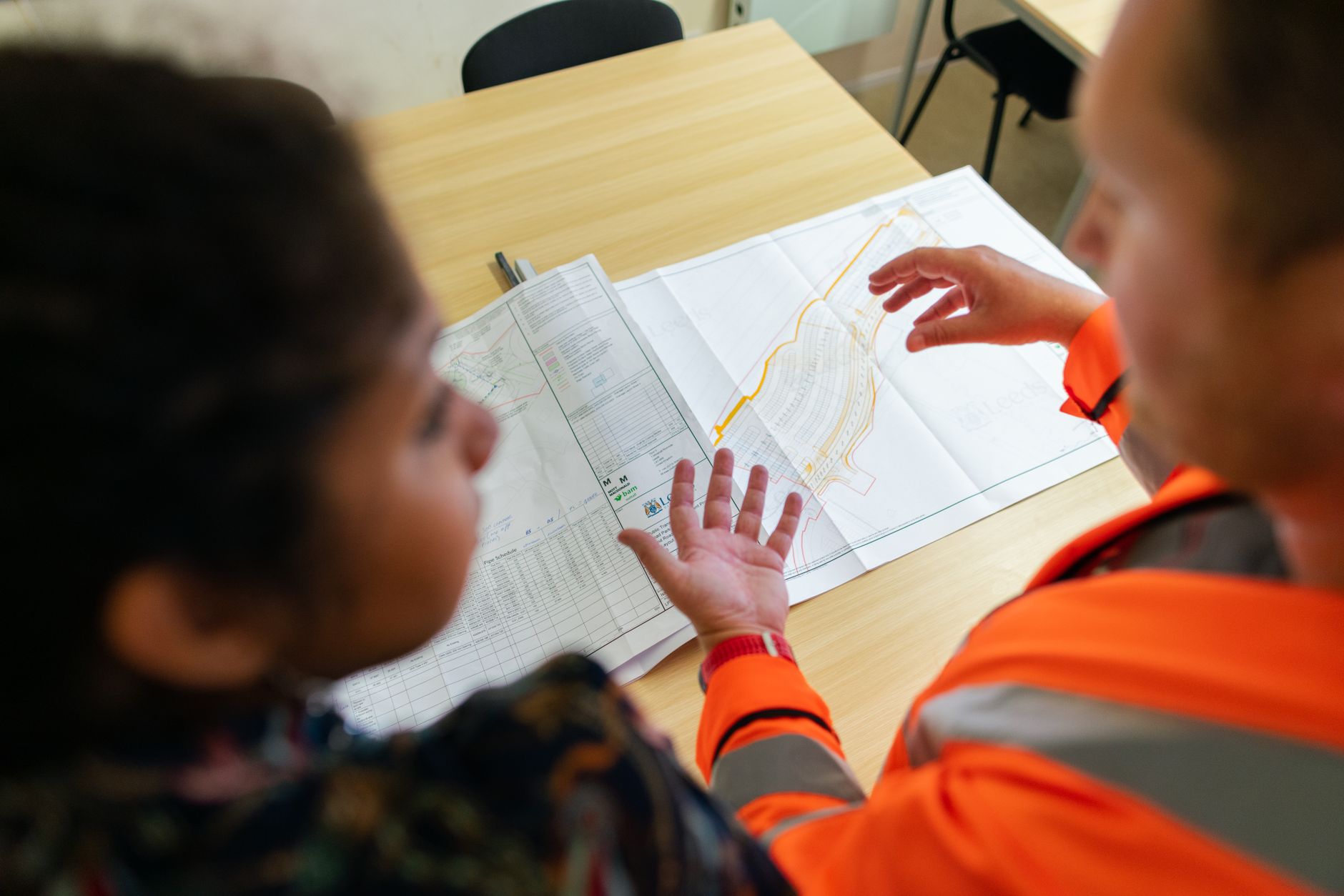 To personer gennemgår tegninger ved et bord