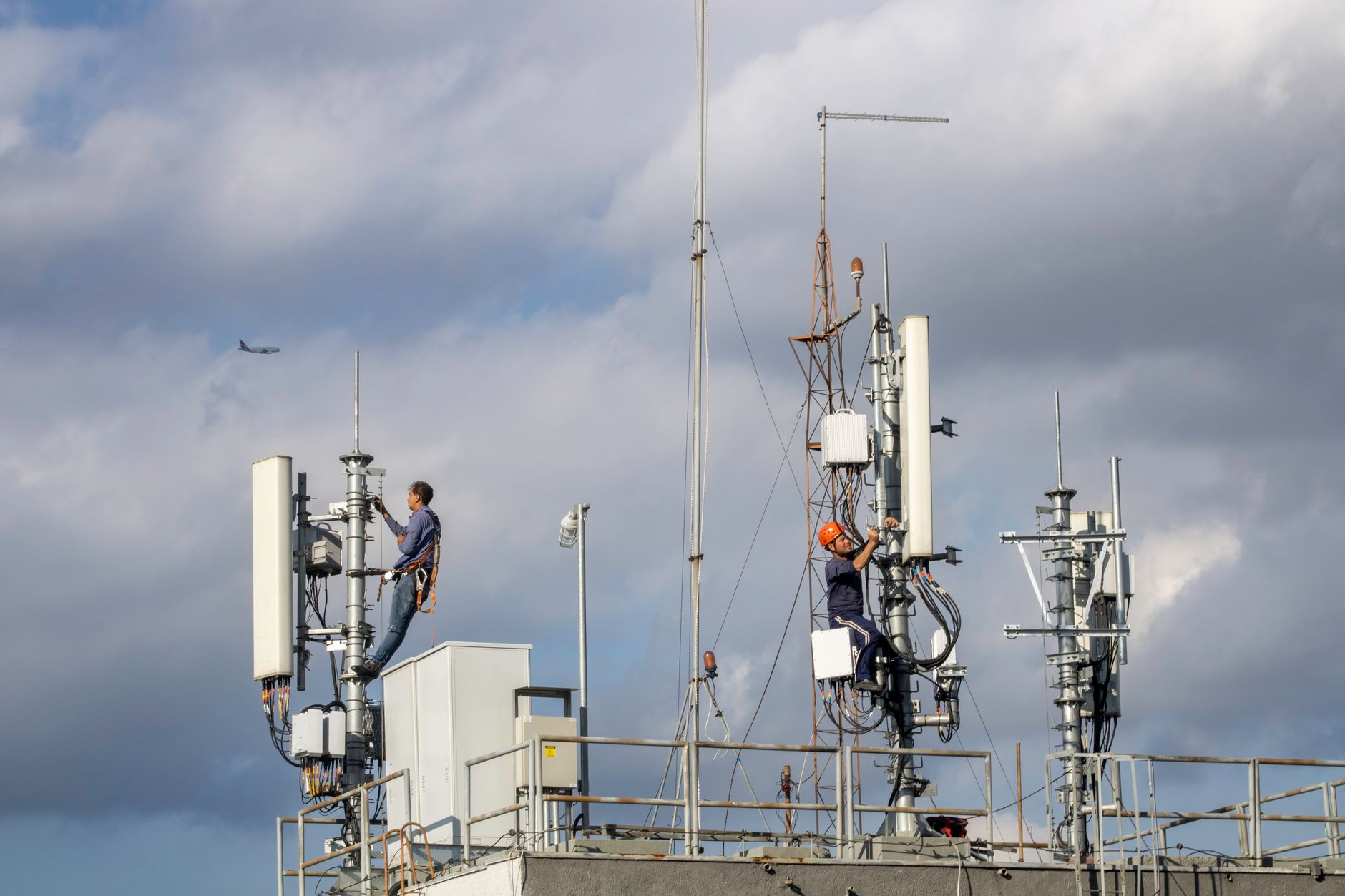 To teknikere arbejder på en mobilmast
