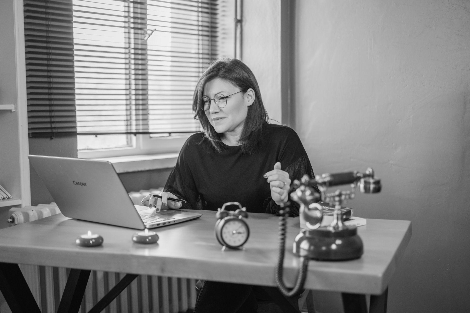 Kvinde ved en laptop på et kontor