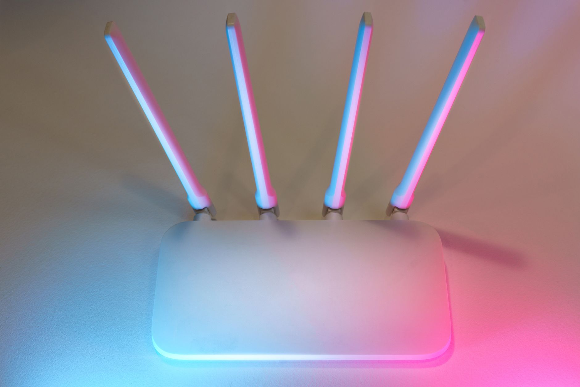 Trådløs router med lysdioder på et bord