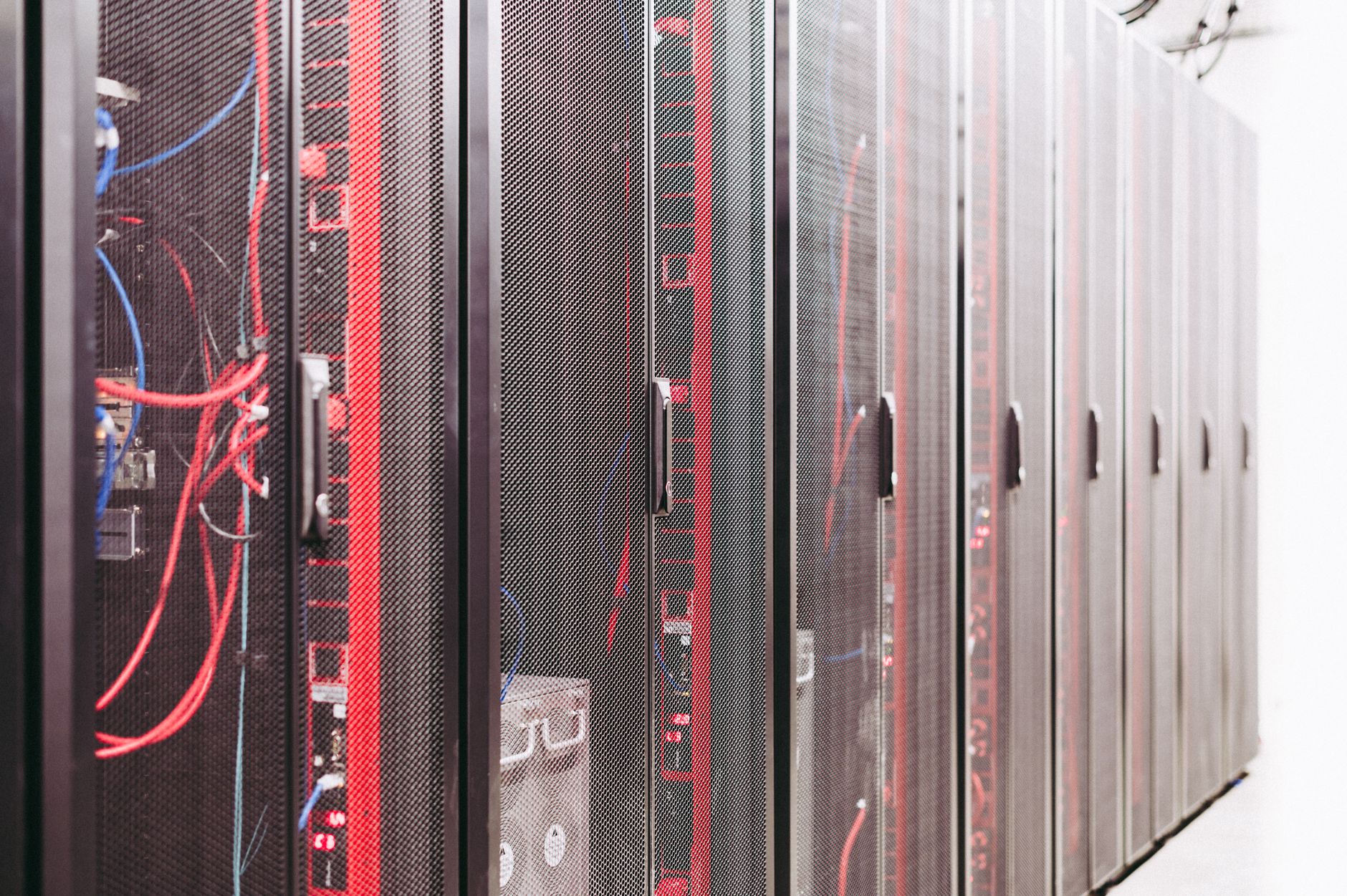 Gang mellem serverrack i et datacenter